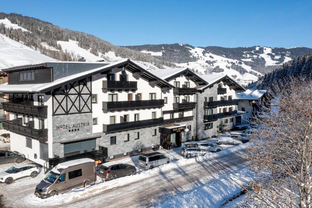 Bo på Hotel Austria i Saalbach Hinterglemm vid foten av Alperna nära skidlift och skidbuss på din skidresa med Tjörnarpsbuss.